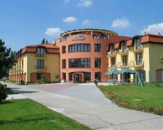 Wellness Hotel Thermal Sturovo Exterior photo